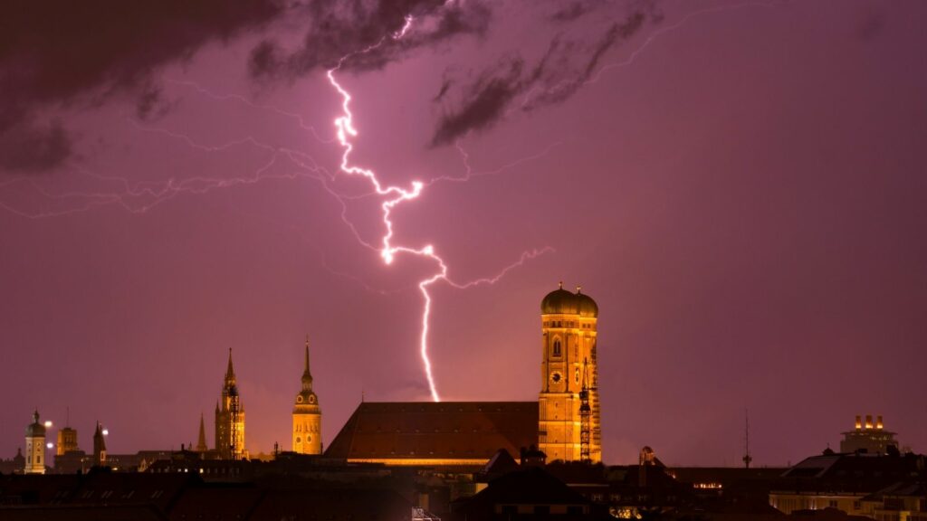 Blitz über der Frauenkirche München